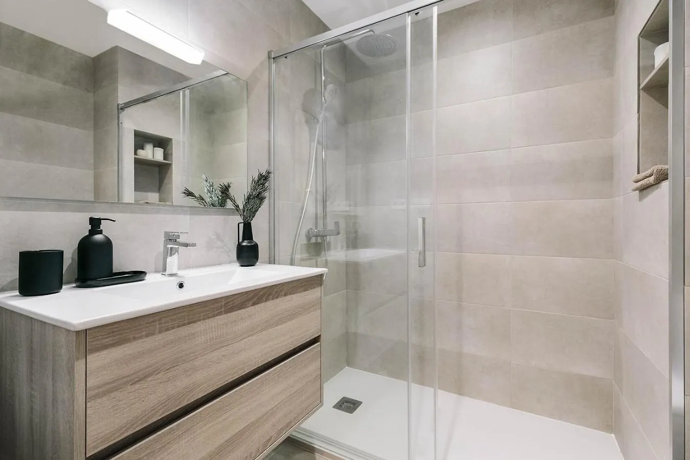 Pontone - 2 Bedrooms And Balcony In Eixample Dreta Barcelona