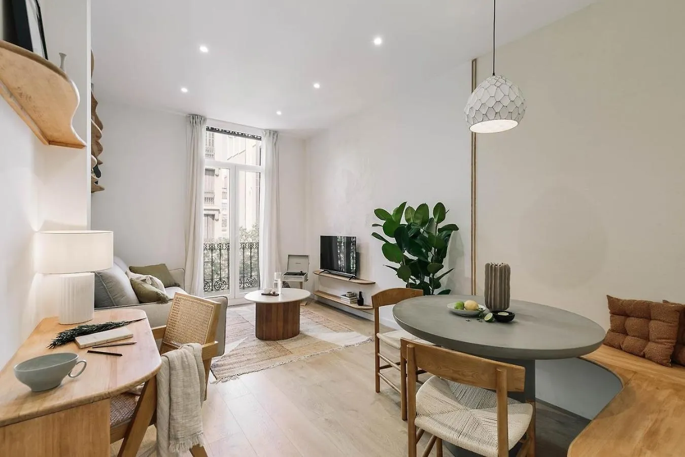 Pontone - 2 Bedrooms And Balcony In Eixample Dreta Barcelona Lägenhet